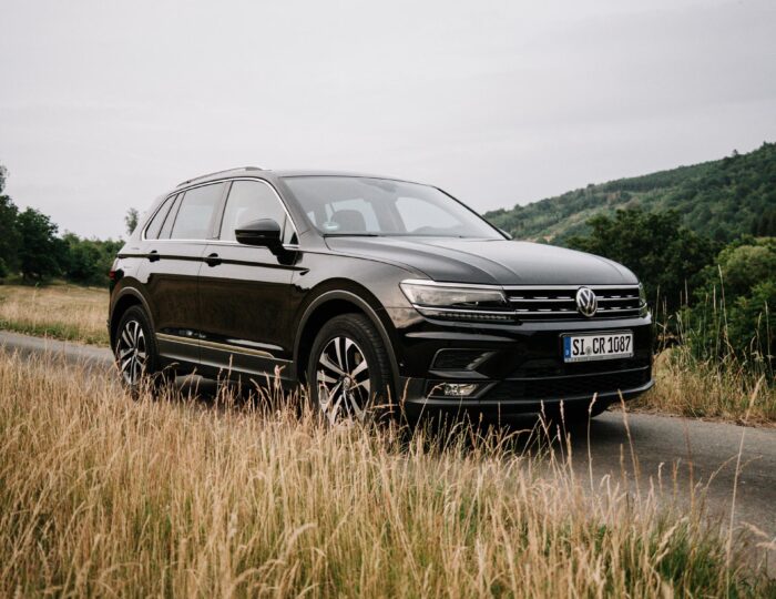 VW auf Feldweg | Autovermietung Siegen