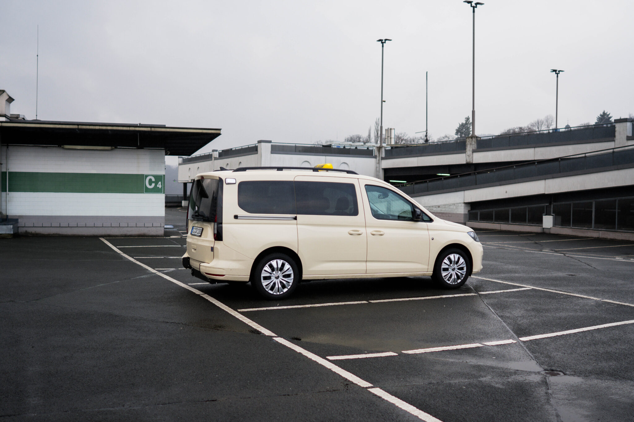 Taxi auf Parkplatz | Jetzt mieten!