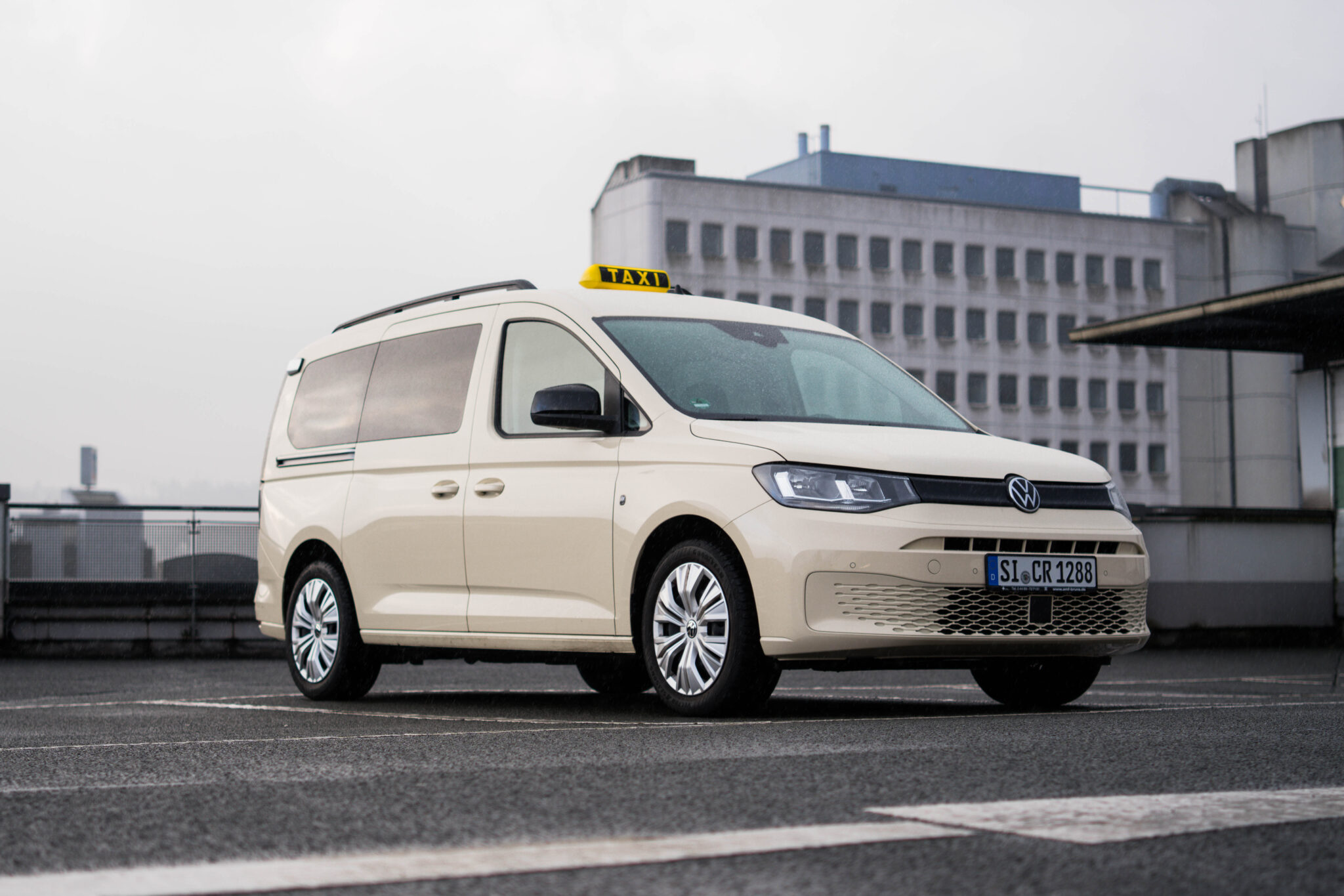 Taxi vor Hochhaus | Jetzt mieten!