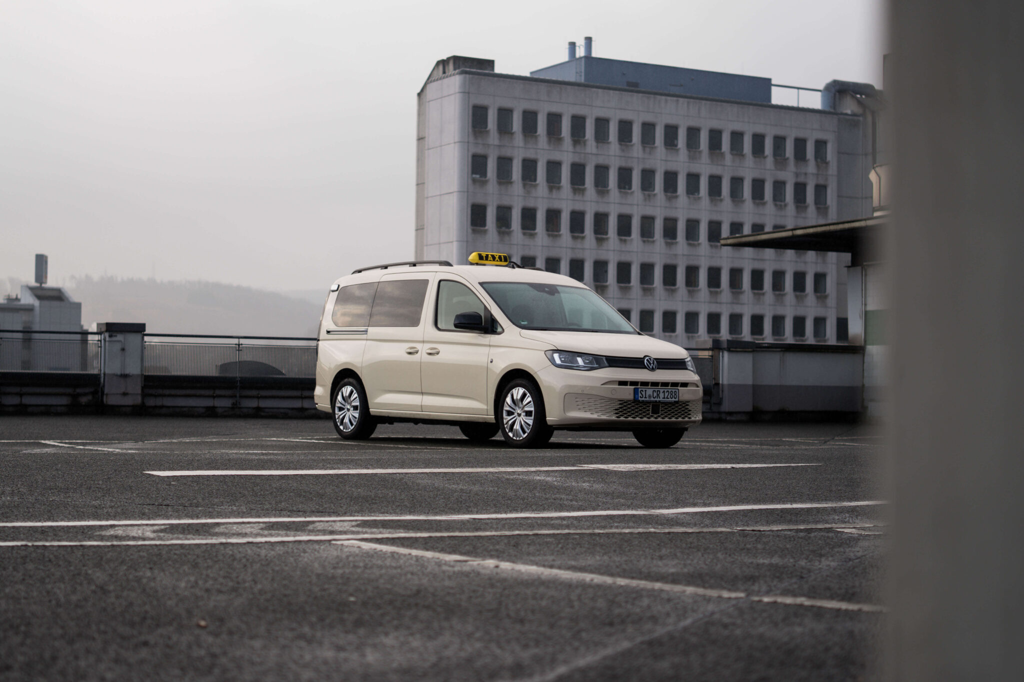 Taxi auf Parkplatz | Jetzt mieten!