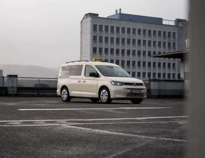 Taxi auf Parkplatz | Jetzt mieten!