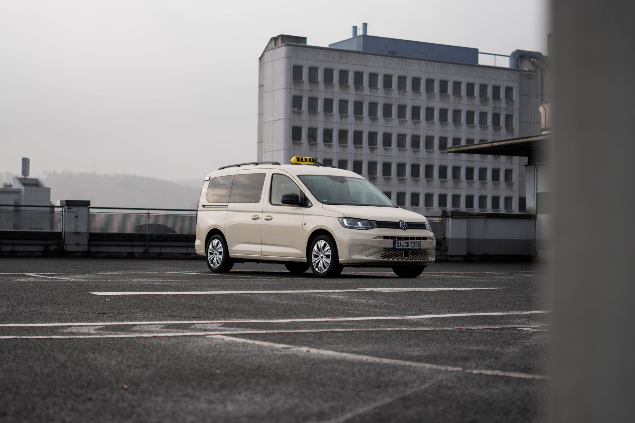 Taxi auf Parkdeck in Großstadt | Jetzt mieten!